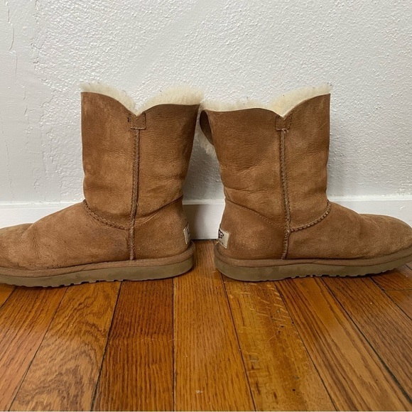 UGG Bailey Button Short Camel Boots Size 5 - Picture 6 of 8